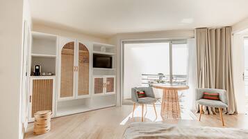 Suite - Prestige avec vue sur la mer | Minibar, caja fuerte, escritorio y tabla de planchar con plancha