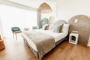 Chambre Double - Prestige avec vue sur la mer | Minibar, caja fuerte, escritorio y tabla de planchar con plancha