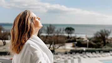 Chambre Double - Prestige avec vue sur la mer | Minibar, in-room safe, desk, iron/ironing board