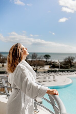 Chambre Double - Prestige avec vue sur la mer | Minibar, värdeförvaringsskåp på rummet och skrivbord