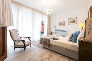 Cubrecamas y artículos del minibar gratis 