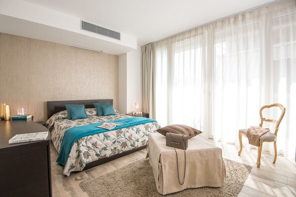 Appartement, 2 chambres (4) | Couette en duvet d'oie, mini-bar avec articles gratuits