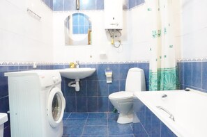 Standard-Apartment | Badezimmer | Duschwanne, Komfortbadewanne, kostenlose Toilettenartikel, Haartrockner