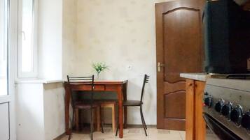 Standard-Apartment | Eigene Küche | Kühlschrank, Mikrowelle, Herdplatte, Kochgeschirr/Geschirr/Besteck