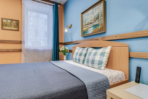 Habitación doble estándar | Escritorio y espacio para trabajar con laptop 