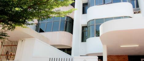 Vista frontal de la propiedad