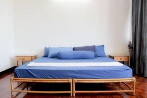 4 bedrooms, desk, iron/ironing board - Sixteen Miami Batu Ferringhi (George Town)
