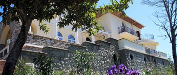 Fachada de la propiedad