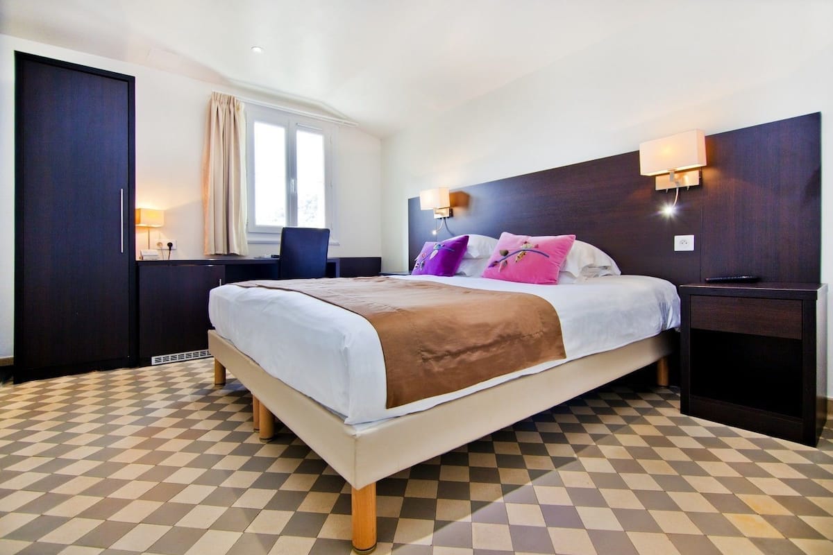 Desk, free WiFi, bed sheets