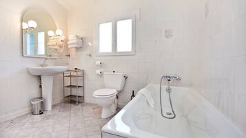 Habitación básica doble | Baño | Regadera, amenidades de baño gratuitas, secadora de cabello, toallas
