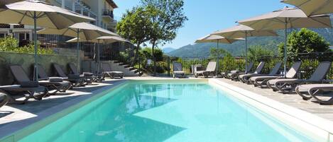 Una piscina al aire libre de temporada (de 10:00 a 20:00), sombrillas