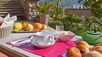 Tägliches Frühstücksbuffet (11.5 EUR pro Person)