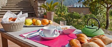 Se ofrece un desayuno bufé (11.5 EUR por persona)