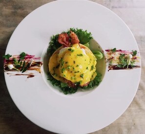 Daily cooked-to-order breakfast (THB 200 per person)