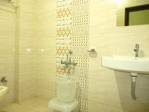 Suite empresarial, vista a la ciudad | Baño | Regadera y regadera tipo lluvia 