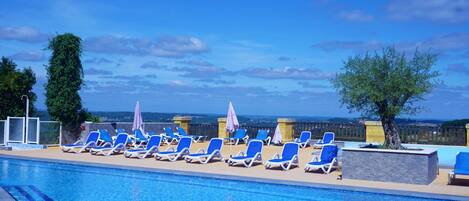 2 piscines extérieures