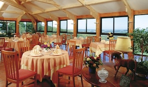 Lunch och middag serveras, njut av de goda smakerna frÄn franska köket.