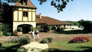 Un bâtiment traditionnel doté d’une tour imposante et d’un patio couvert.