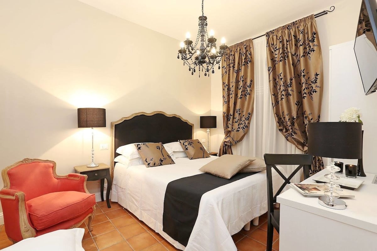 Habitación con 1 cama matrimonial o 2 individuales | Ropa de cama de alta calidad y caja de seguridad en la habitación