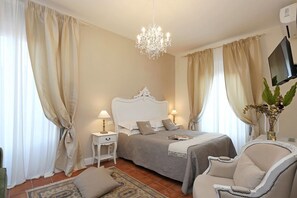 Habitación cuádruple | Ropa de cama de alta calidad, caja fuerte, escritorio