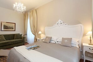 Quadruple Room | Premium bedding, in-room safe, desk, soundproofing - Casa Ponte Sisto (Rome)