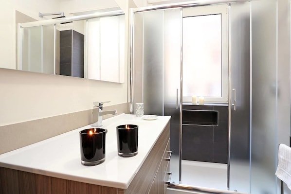 Double or Twin Room | Bathroom | Shower, bidet, towels - Casa Ponte Sisto (Rome)
