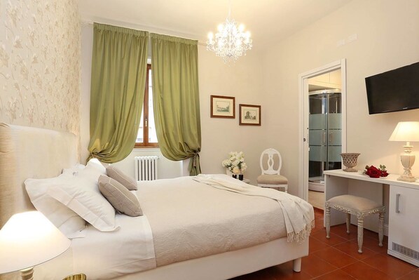 Habitación con 1 cama doble o 2 individuales | Ropa de cama de alta calidad, caja fuerte, escritorio