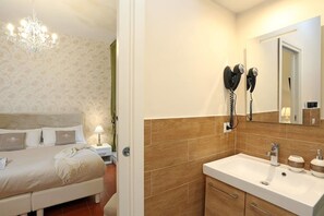 Habitación con 1 cama doble o 2 individuales | Baño | Ducha, bidé y toallas