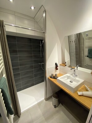 Exclusive Suite, Multiple Beds, Non Smoking, Garden View (Aven) | Bathroom | Free toiletries, hair dryer, soap, shampoo