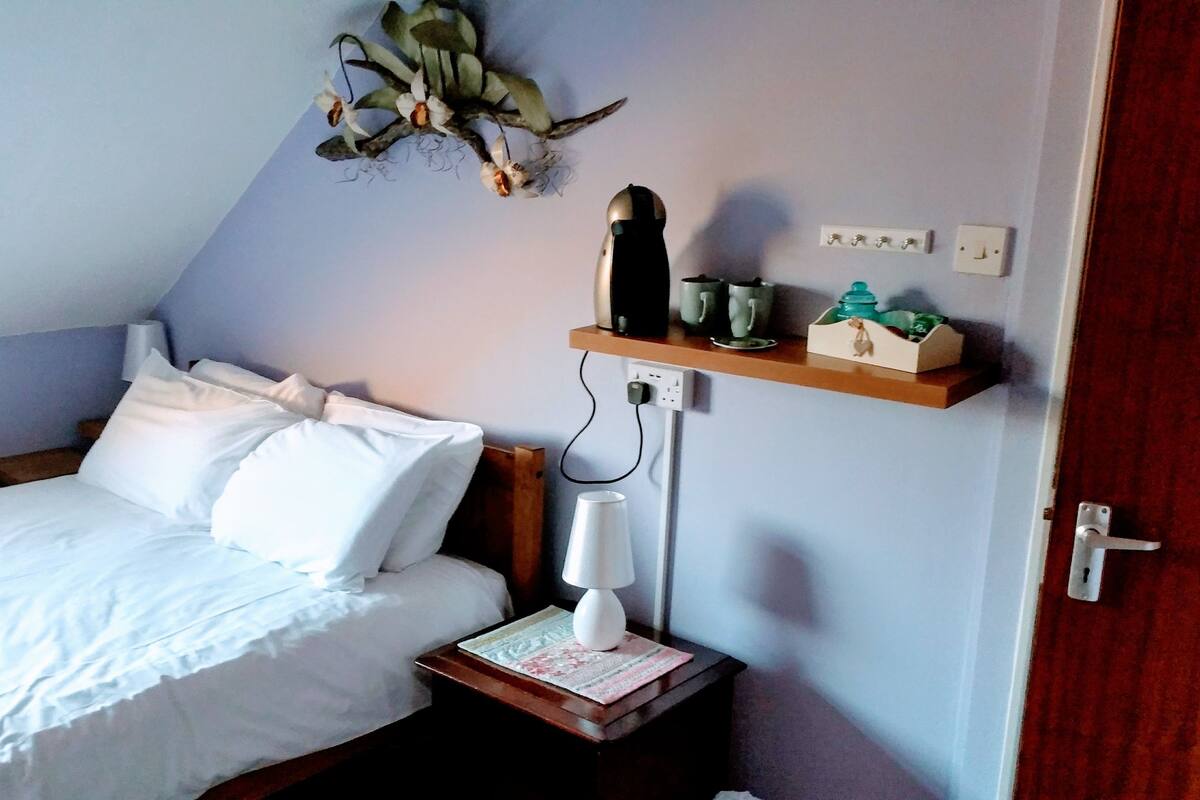 Standard Single Room | Free WiFi, bed sheets