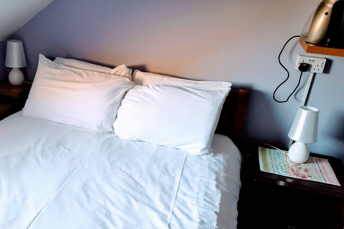 Standard Single Room | Free WiFi, bed sheets