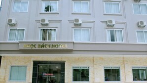 Un edificio de hotel con numerosas ventanas y unidades de aire acondicionado.