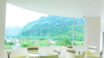 Se sirven desayunos, almuerzos, cenas y cocina local