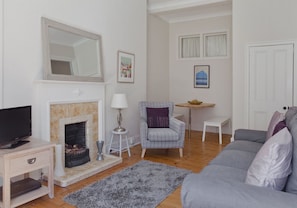 Appartement, 3 slaapkamers | Woonruimte | Flatscreentelevisie en een dvd-speler