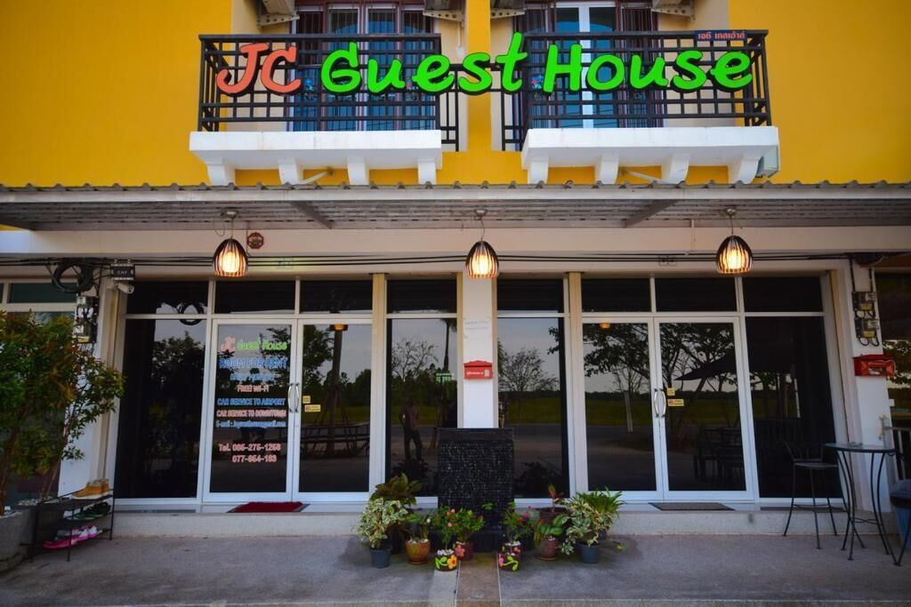Exterior de um edifício com uma placa que diz "JC Guest House".