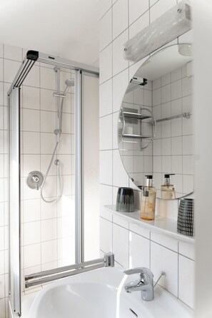 Standaard tweepersoonskamer, privébadkamer, uitzicht op tuin | Badkamer