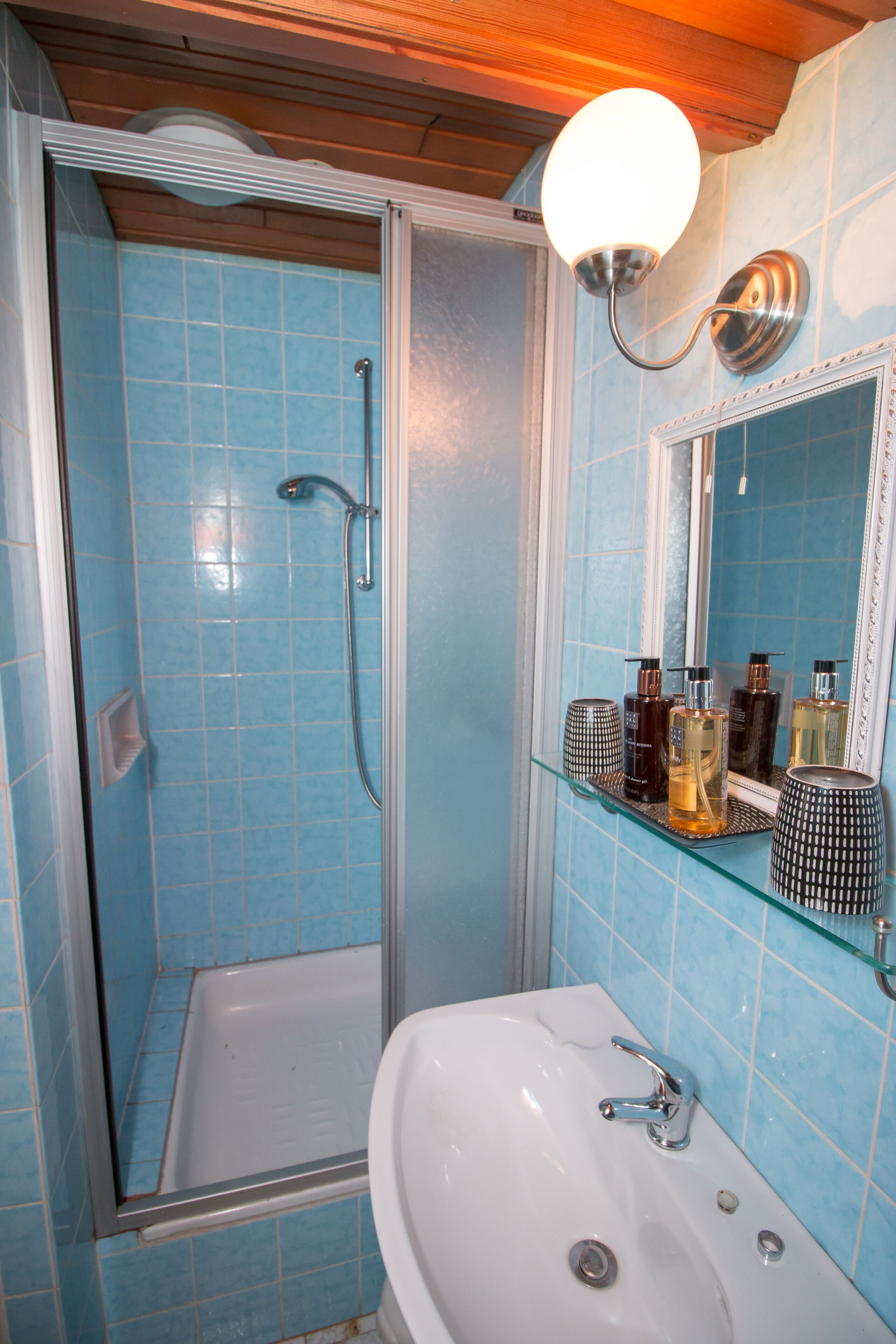 economy double room, private bathroom, garden view | bathroom