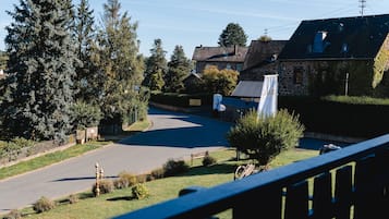 Habitación doble superior, baño privado | Vista del balcón