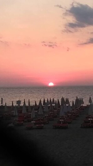 Di pantai dan pasir putih