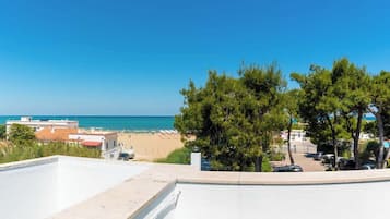 Premium bedding, in-room safe, desk, soundproofing