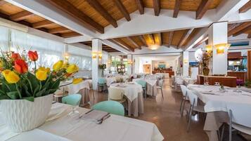 Se sirven cenas y cocina italiana