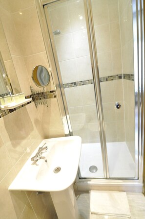 Habitació doble o amb dos llits individuals, 1 llit doble | Bany | Dutxa, articles de tocador gratuïts, assecador de cabells i tovalloles