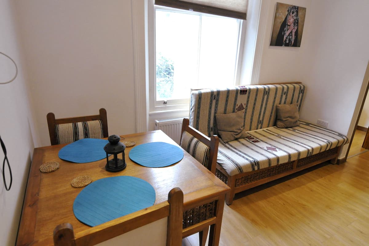 Apartamento superior, 1 habitación | Sala de estar | Una televisión de pantalla plana