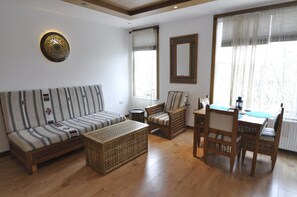 Deluxe Apartment, 1 Bedroom | Living room