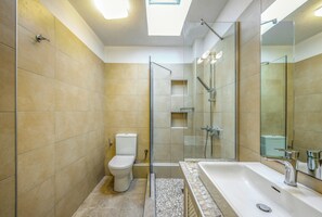 Apartamento Deluxe, vistas al mar | Baño | Ducha, artículos de higiene personal gratuitos y secador de pelo