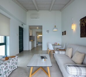 Deluxe-Apartment, Meerblick | Wohnbereich | Flachbildfernseher