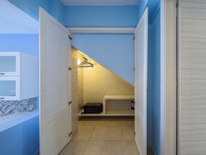 Deluxe Apartment, Sea View (Ground floor) | Wardrobe