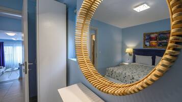 Appartement Deluxe, vue mer (Ground floor) | Coffres-forts dans les chambres, bureau, rideaux occultants