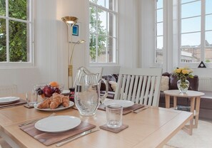 Family House, 3 Bedrooms | In-room dining - Mapmakers Townhouse (Edinburgh)