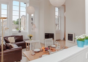 Family House, 3 Bedrooms | In-room dining